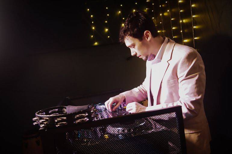 Click to enlarge image drum-n-decks-01.jpg Click to enlarge image drum-n-decks-01.jpg