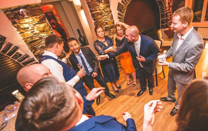 Click to enlarge image close-up-magic-01.jpg