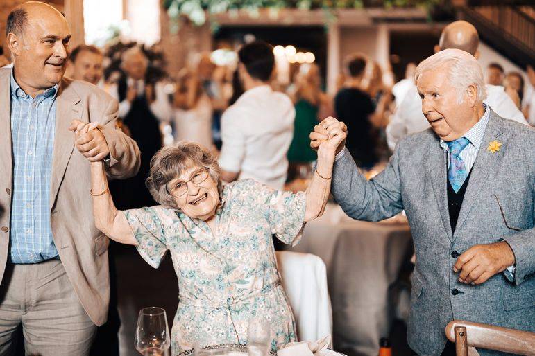 Click to enlarge image waiters-undercover-16.jpg